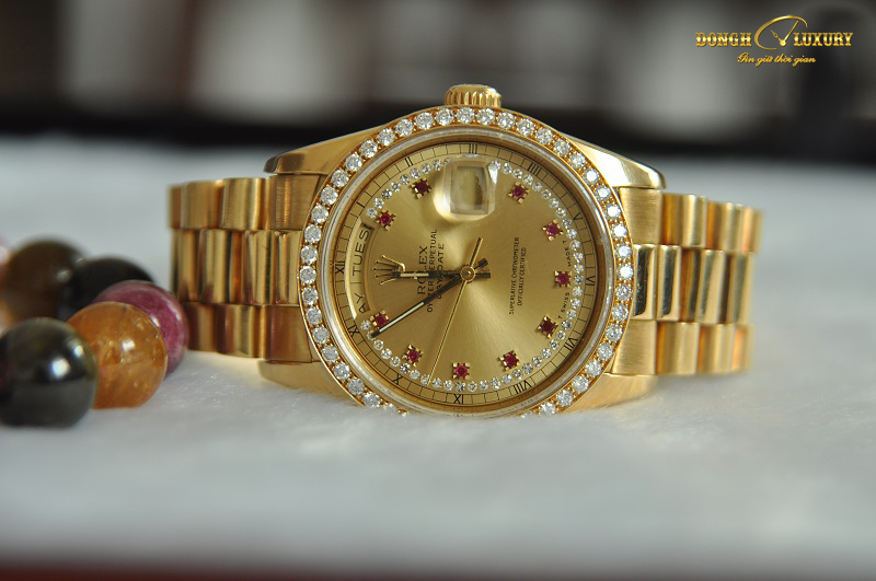 Đồng hồ Rolex Day - Date 18238 mặt đính ruby kim cương cực tinh tế