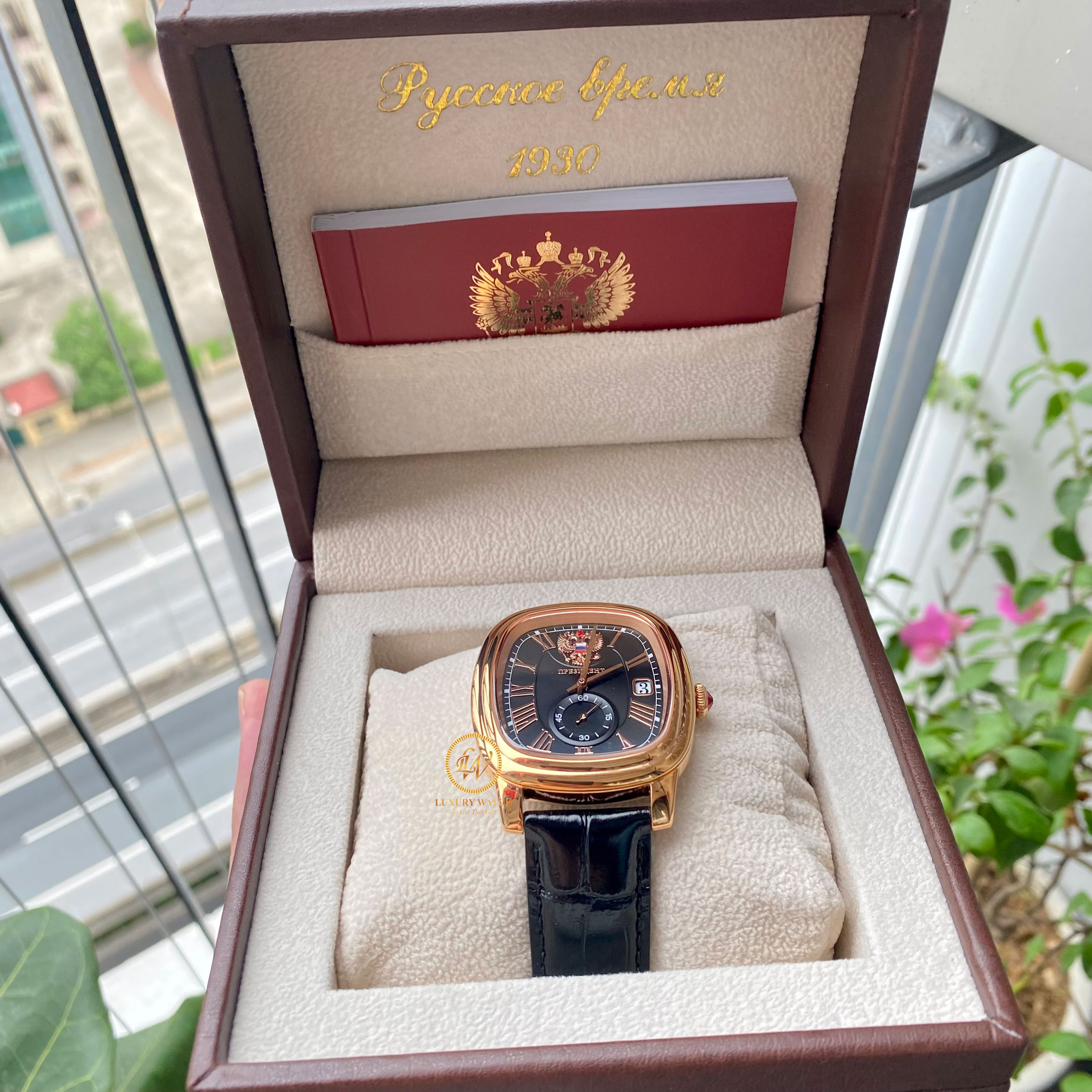 Đồng hồ Poljot President dáng Oval mặt đen sang trọng - tổng thể