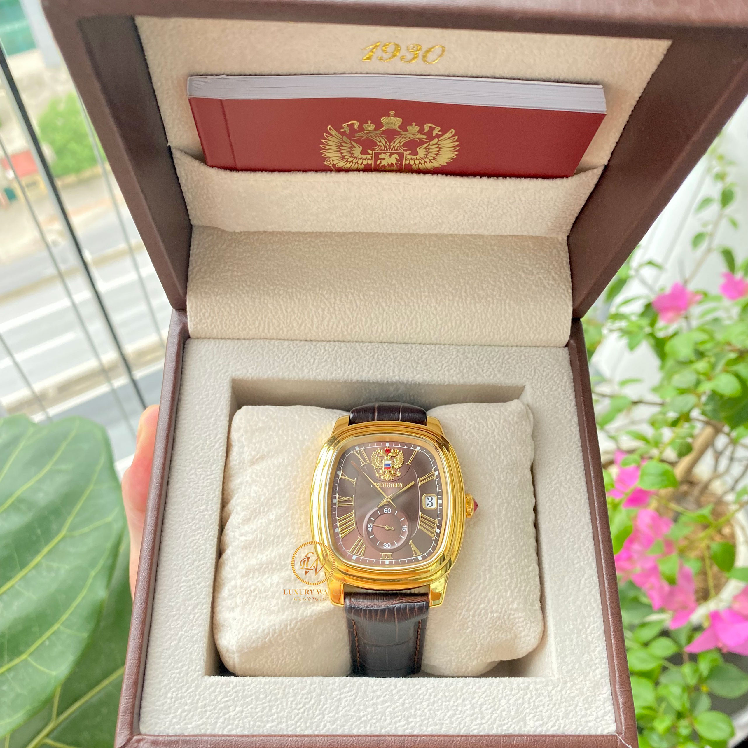 Đồng hồ Poljot President dáng Oval mặt nâu socola - tổng thể