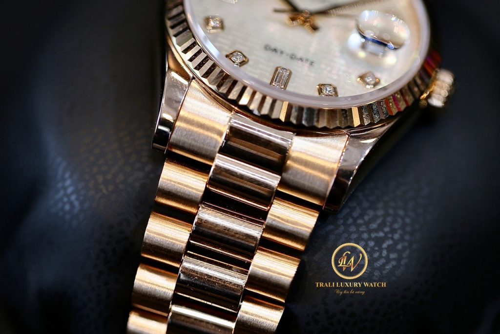 Đồng hồ Rolex Day-Date 118235 mặt xà cừ họa tiết Oxford
