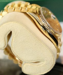 Đồng hồ Rolex Day-date 18238 mặt chải tia vàng cọc số ruby, kim cương - ảnh 5