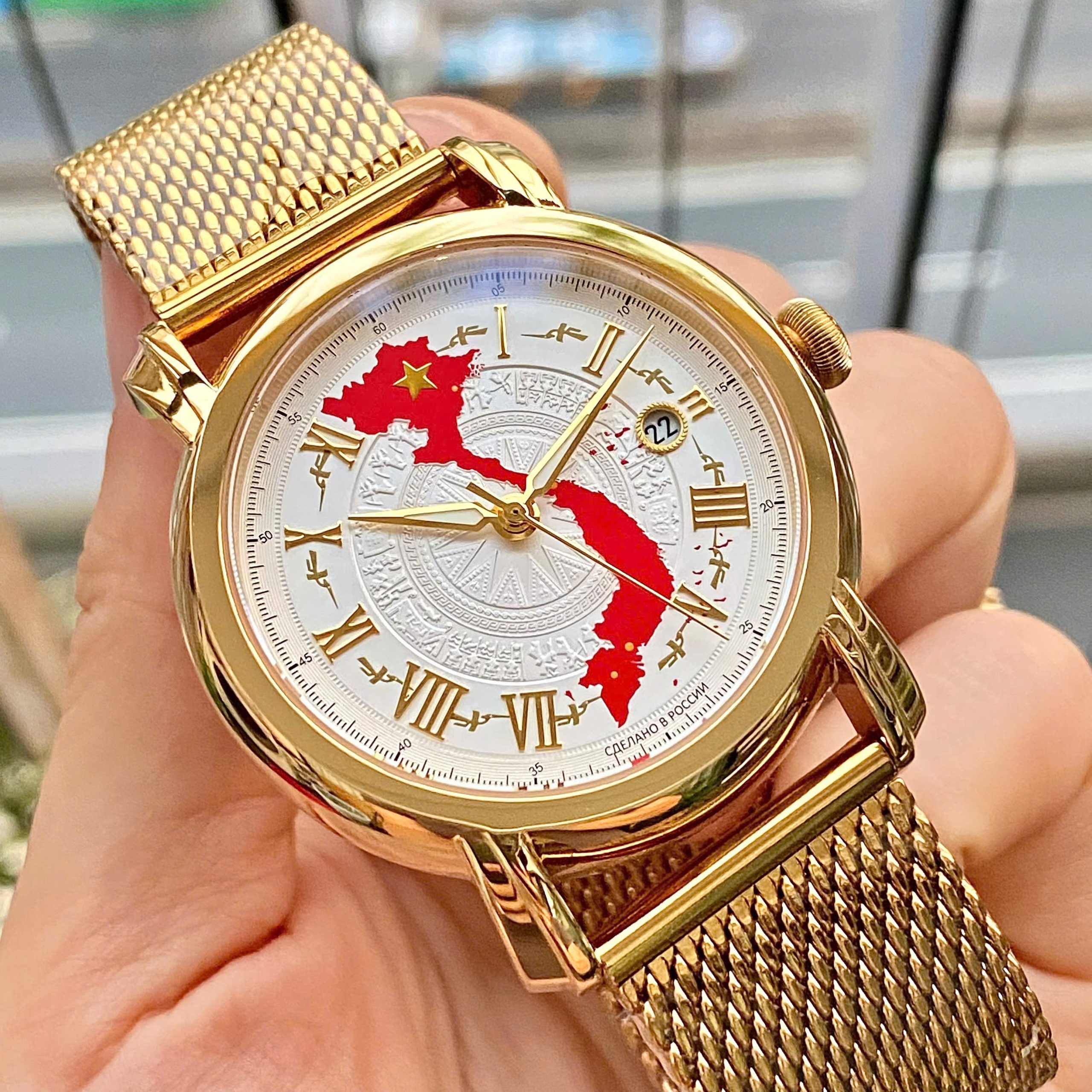 Đồng hồ Poljot Russian Time 5706309 mặt số cận cảnh cửa sổ ngày, dây lưới vàng