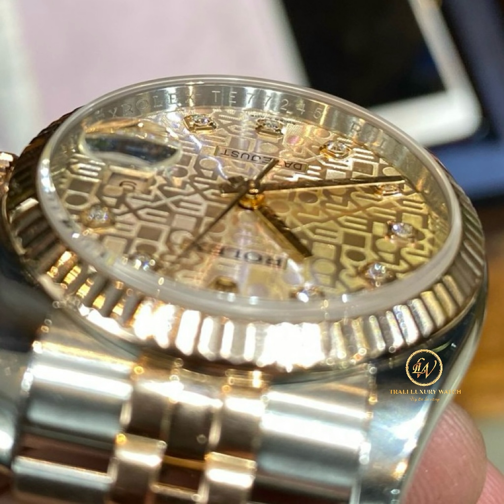 từ 2005-2010 seri khắc lên vành trogn của đồng hồ