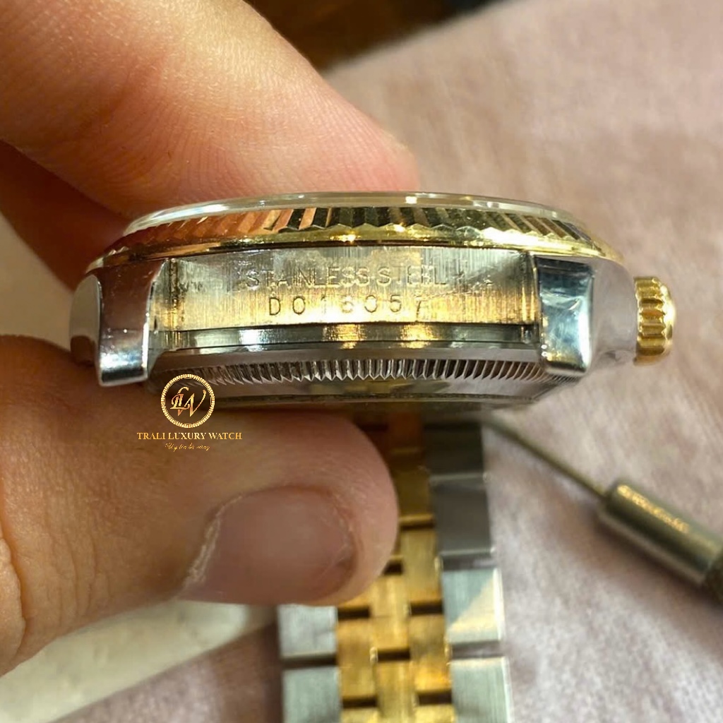 Rolex sản xuất trước 2005 serial khắc ở càng đồng hồ